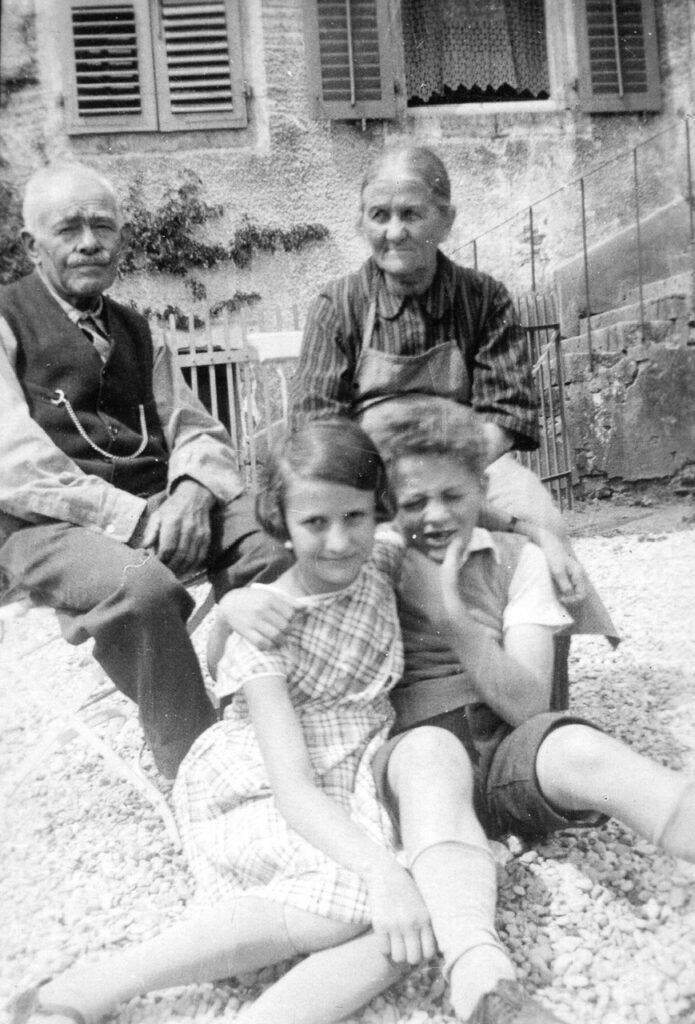 à Montécheroux avec ses grands-parents Roulin et son cousin Fernand Hugoniot